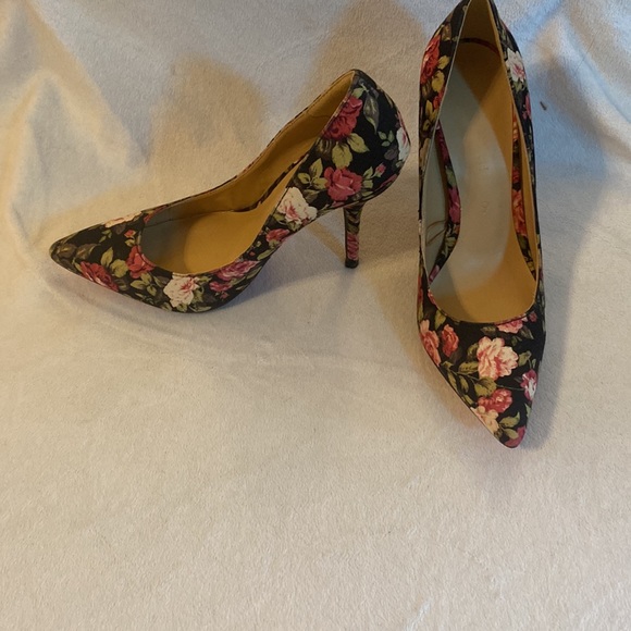 SIZE 6 JOE FRESH 4” High Heels. Black with Roses on them. - Picture 5 of 10